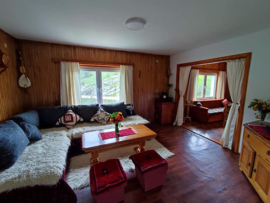 Cemerno Cottage Gacko 外观 照片