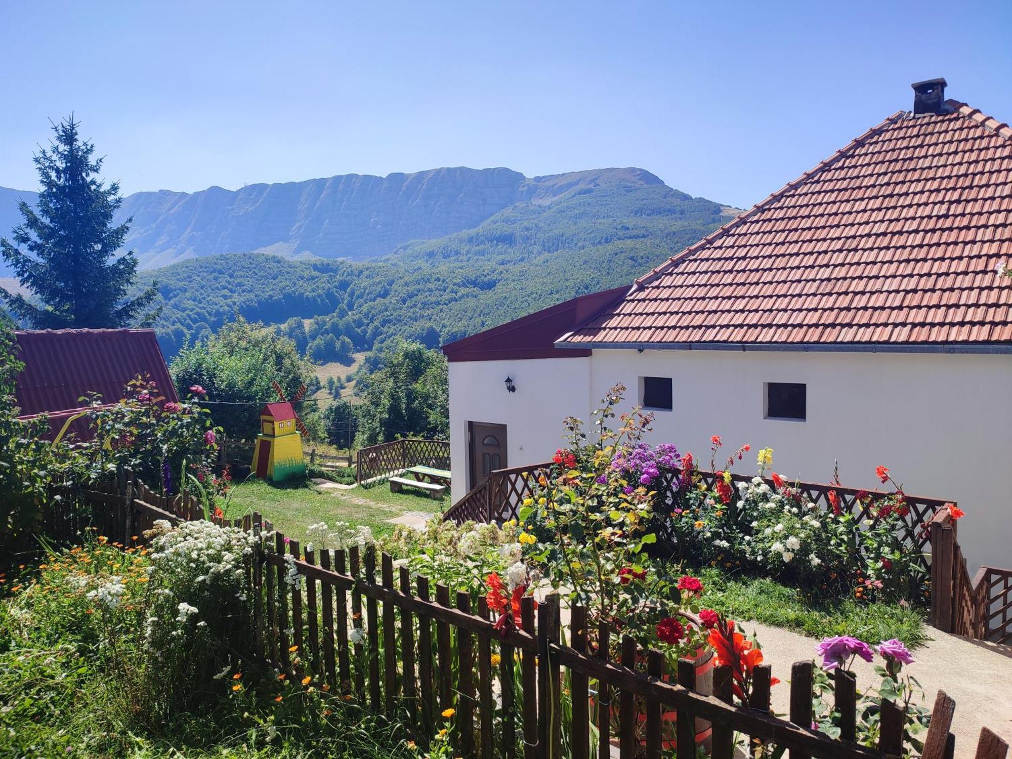 Cemerno Cottage Gacko 外观 照片