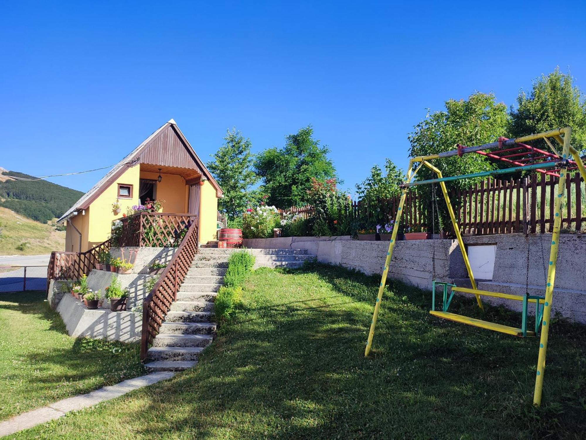 Cemerno Cottage Gacko 外观 照片